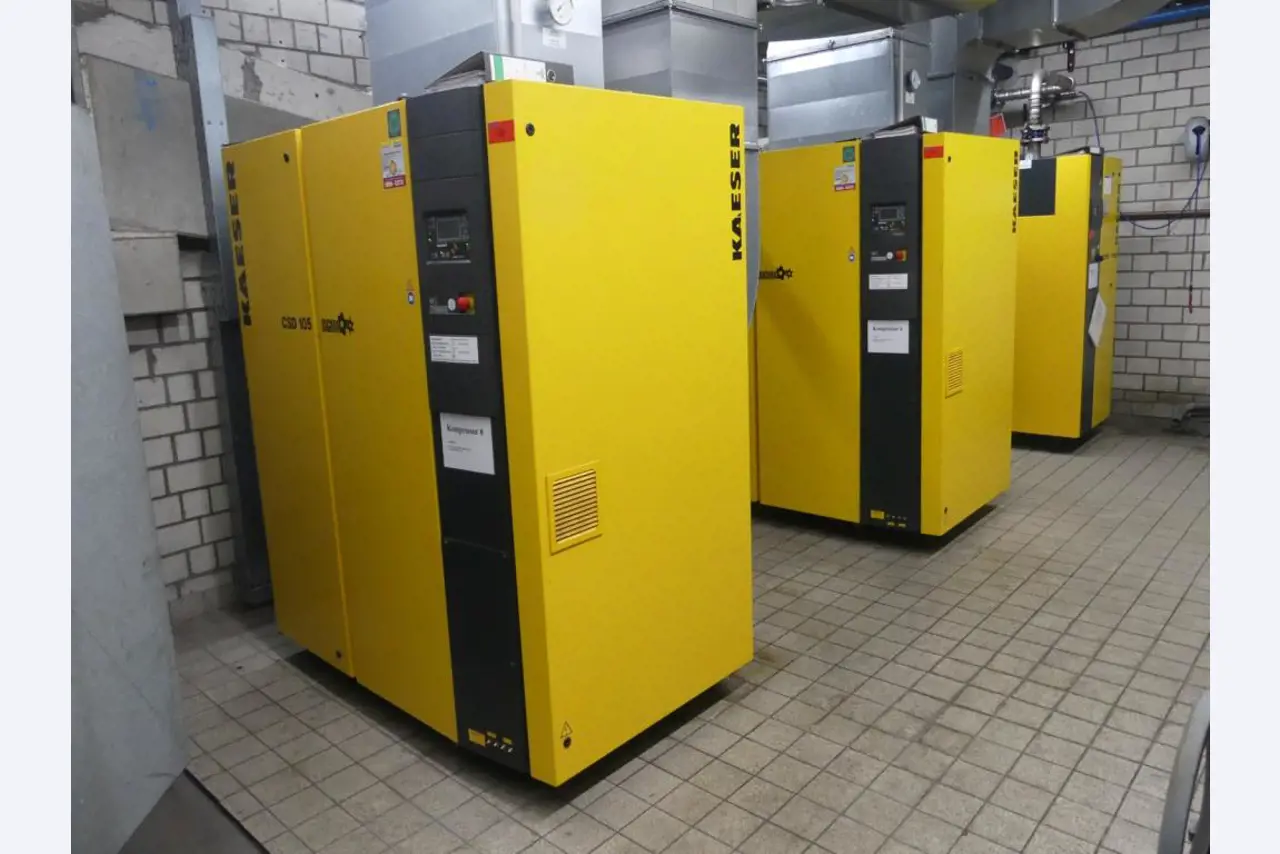 Equipement mécanique et accessoires d'une ancienne imprimerie en héliogravure-1