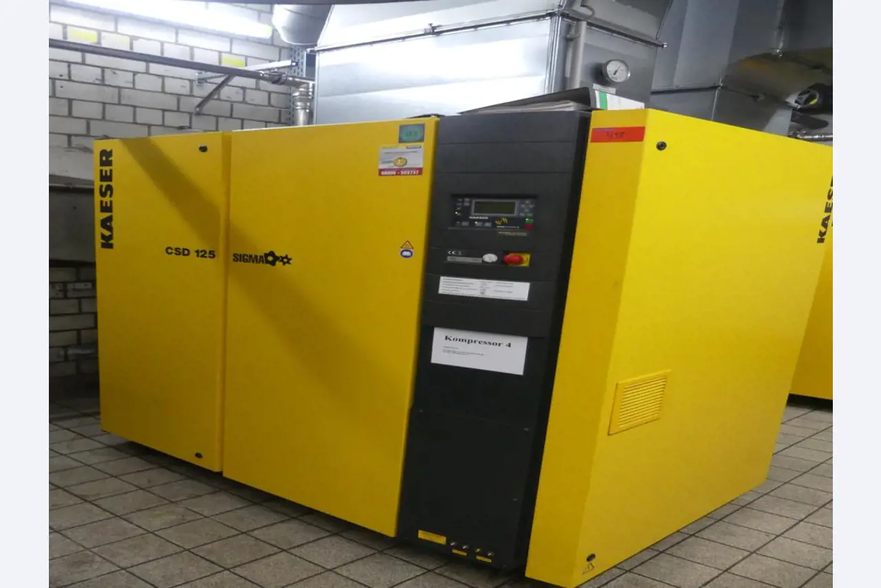 Equipement mécanique et accessoires d'une ancienne imprimerie en héliogravure-5