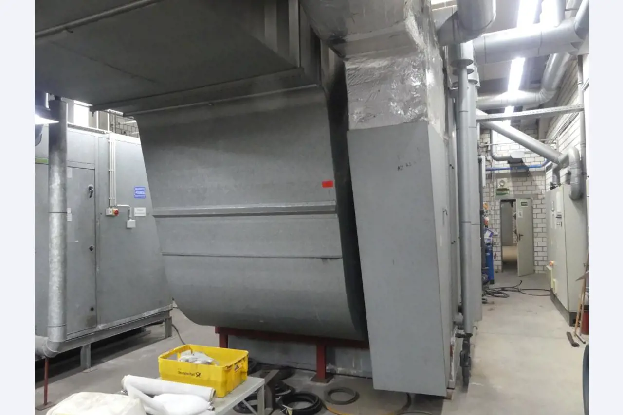 Equipement mécanique et accessoires d'une ancienne imprimerie en héliogravure-1