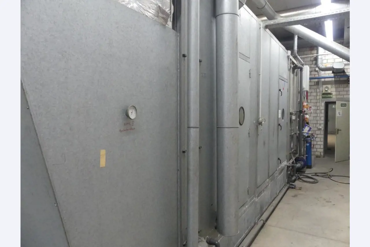 Equipement mécanique et accessoires d'une ancienne imprimerie en héliogravure-2