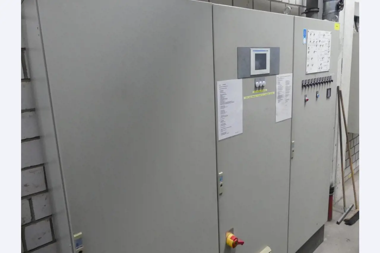 Equipement mécanique et accessoires d'une ancienne imprimerie en héliogravure-6