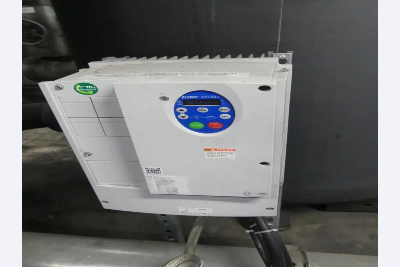 Equipement mécanique et accessoires d'une ancienne imprimerie en héliogravure-3