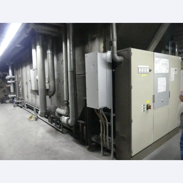 Equipement mécanique et accessoires d'une ancienne imprimerie en héliogravure-6