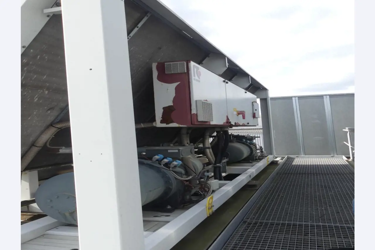 Equipement mécanique et accessoires d'une ancienne imprimerie en héliogravure-2