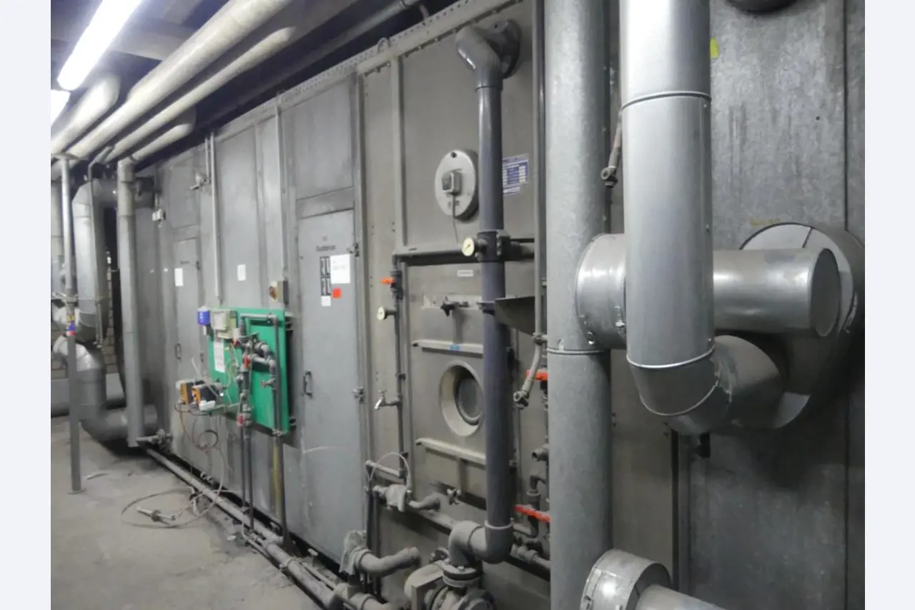 Equipement mécanique et accessoires d'une ancienne imprimerie en héliogravure-1