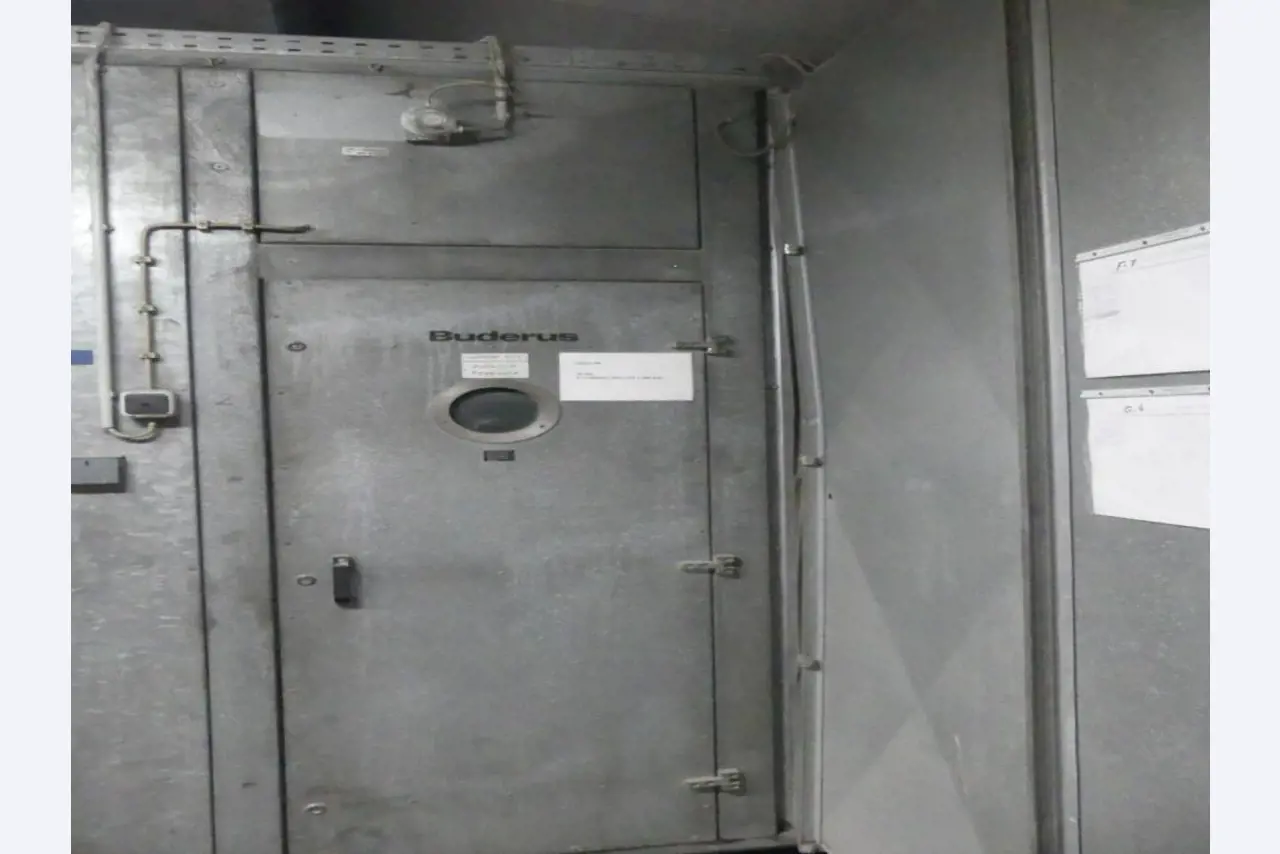 Equipement mécanique et accessoires d'une ancienne imprimerie en héliogravure-2