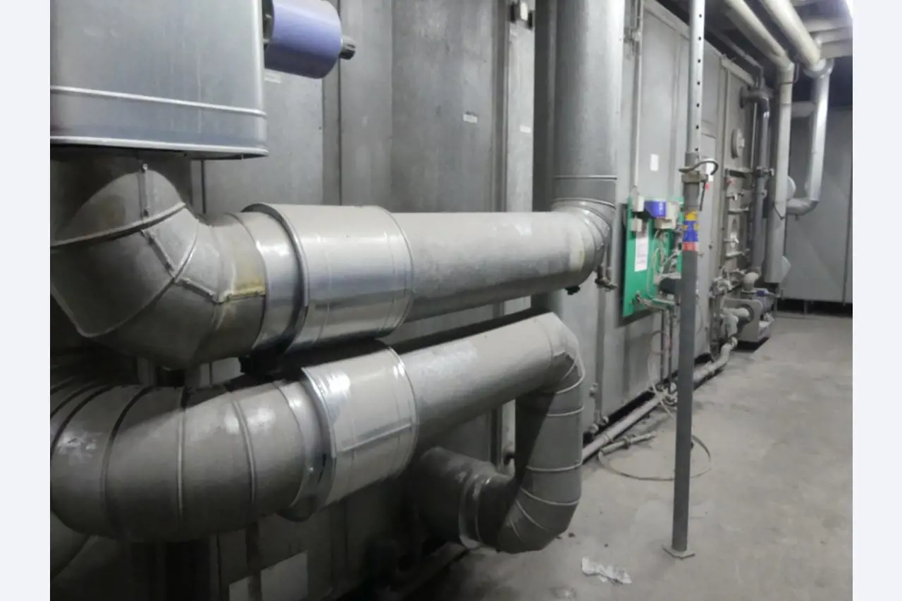 Equipement mécanique et accessoires d'une ancienne imprimerie en héliogravure-5