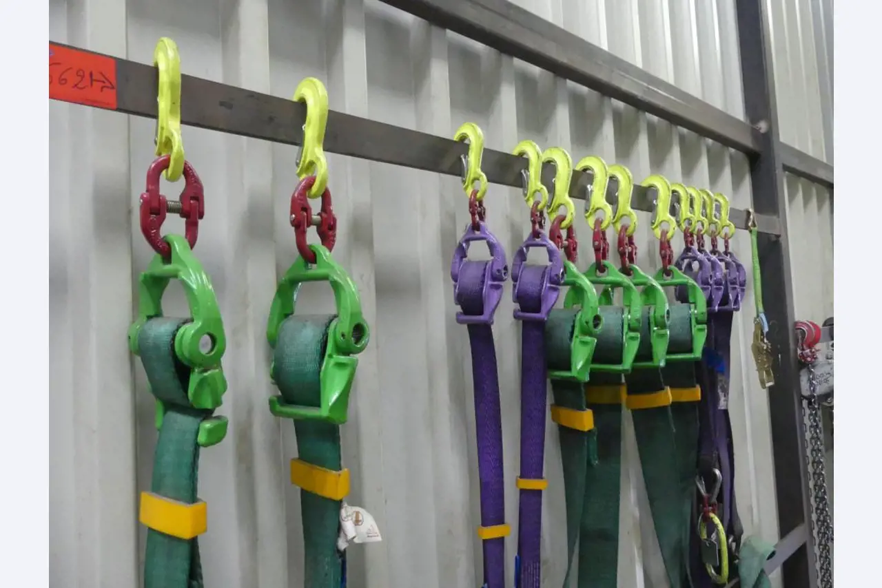 Equipement mécanique et accessoires d'une ancienne imprimerie en héliogravure-1