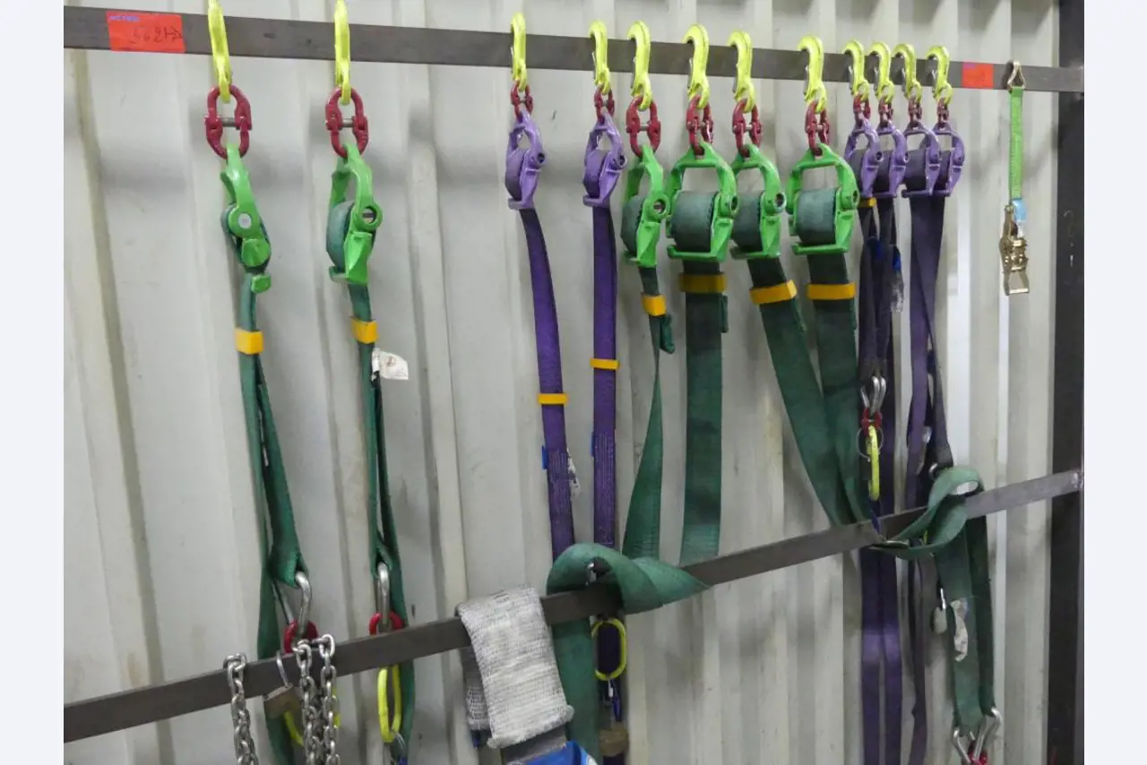 Equipement mécanique et accessoires d'une ancienne imprimerie en héliogravure-2