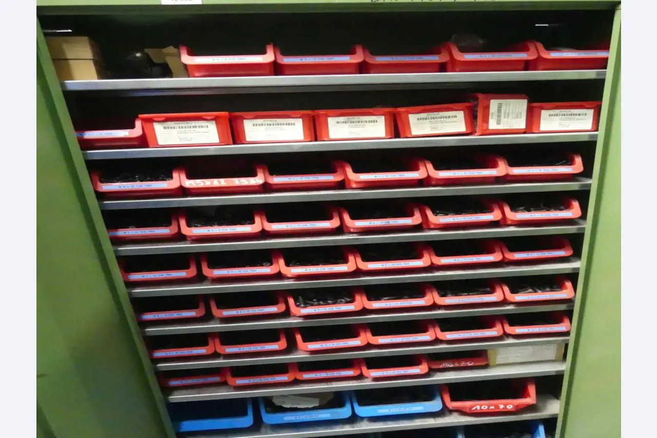 Máquinas e acessórios de uma antiga fábrica de impressão de gravuras-2