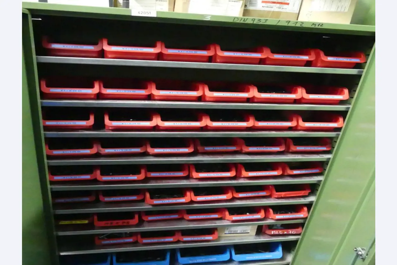 Maschinelle Einrichtung sowie Zubehör einer ehemaligen Tiefdruckerei-2