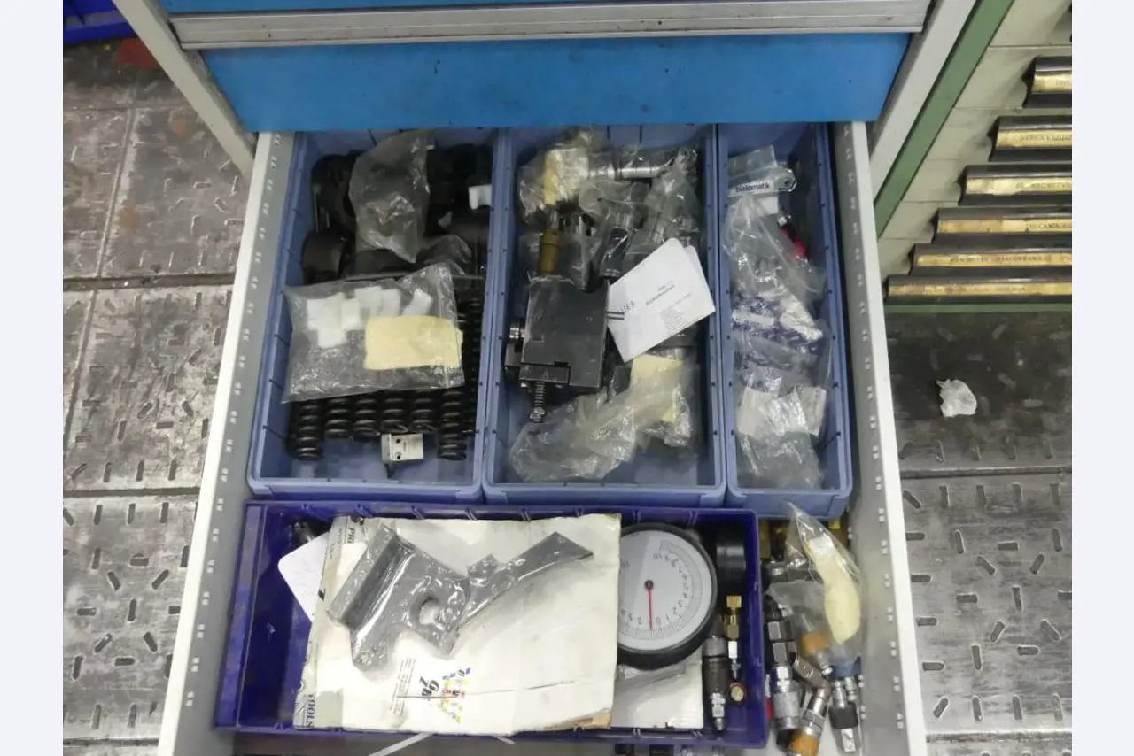 Maschinelle Einrichtung sowie Zubehör einer ehemaligen Tiefdruckerei-7