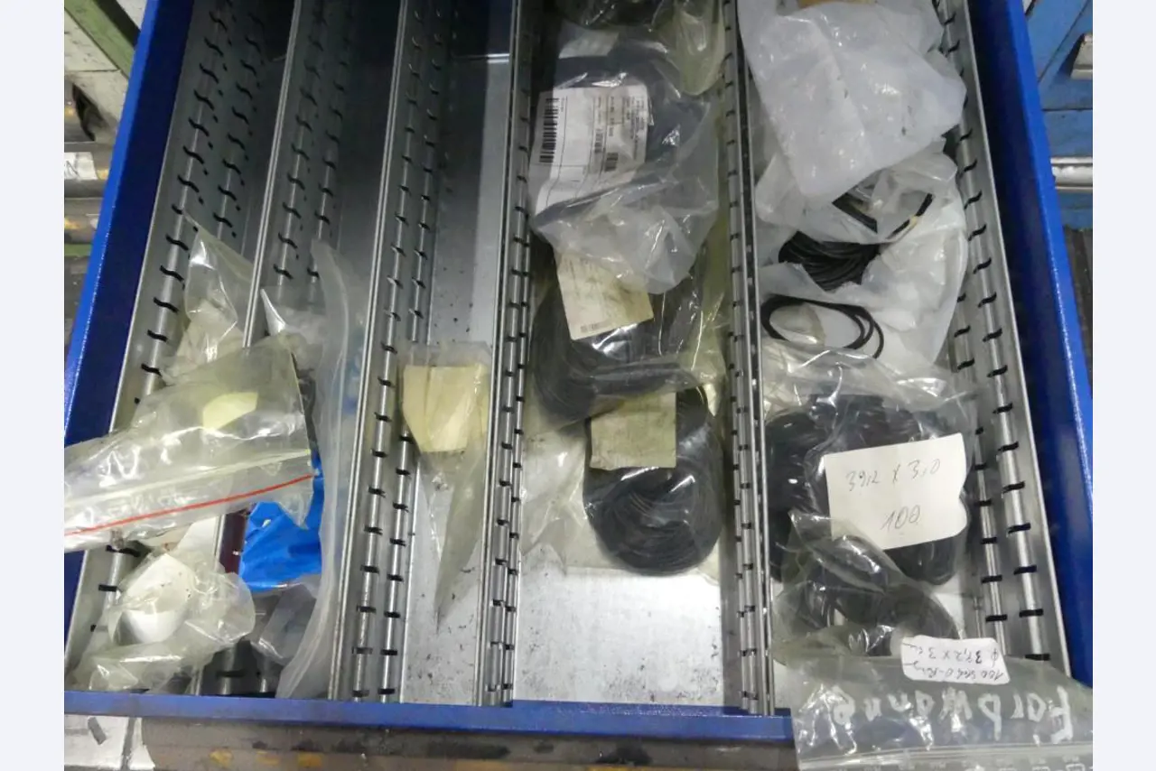 Maschinelle Einrichtung sowie Zubehör einer ehemaligen Tiefdruckerei-10