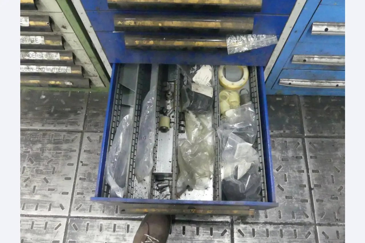 Maschinelle Einrichtung sowie Zubehör einer ehemaligen Tiefdruckerei-11