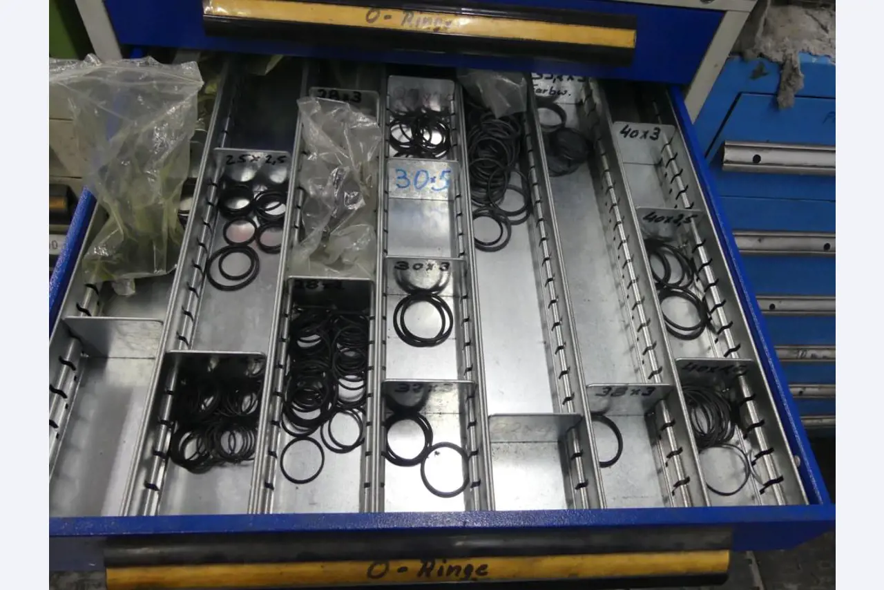 Maschinelle Einrichtung sowie Zubehör einer ehemaligen Tiefdruckerei-3