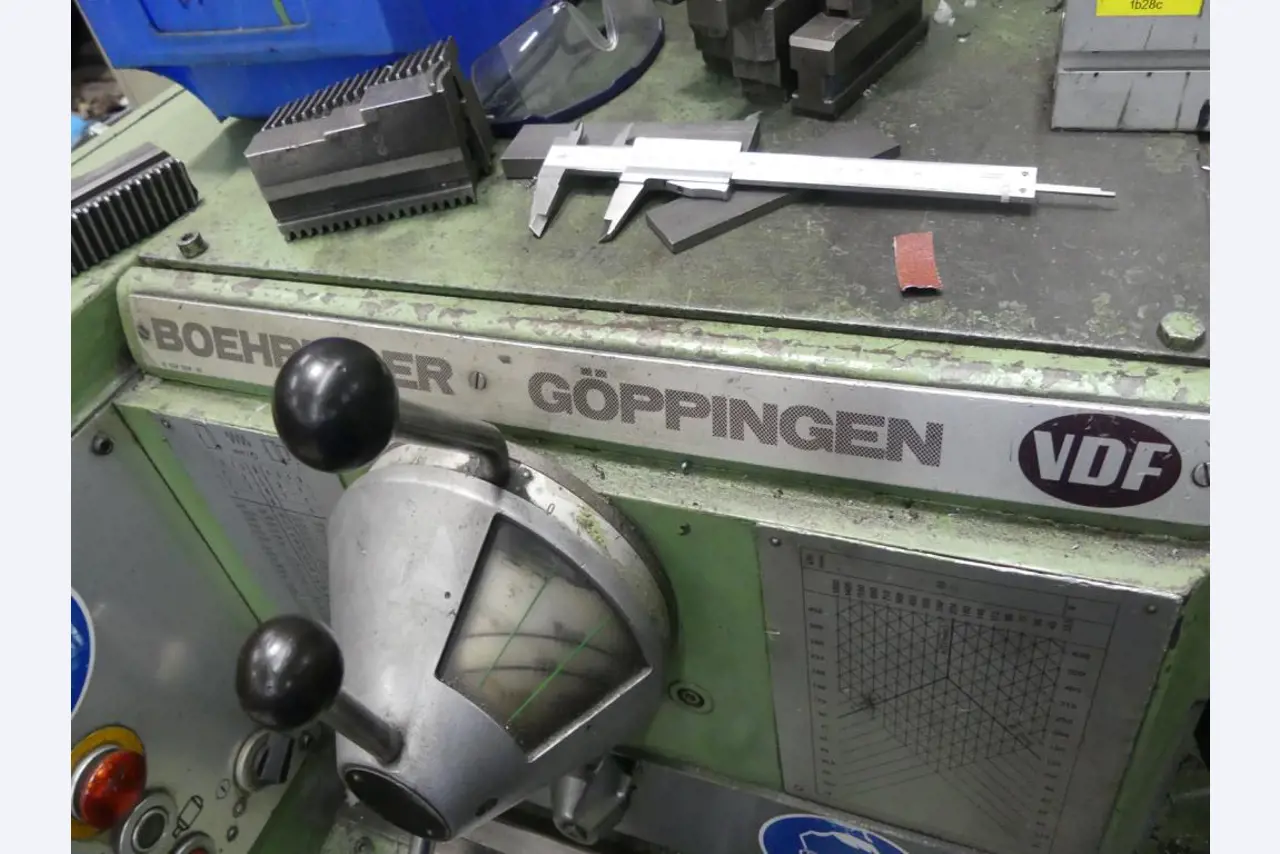 Equipement mécanique et accessoires d'une ancienne imprimerie en héliogravure-1