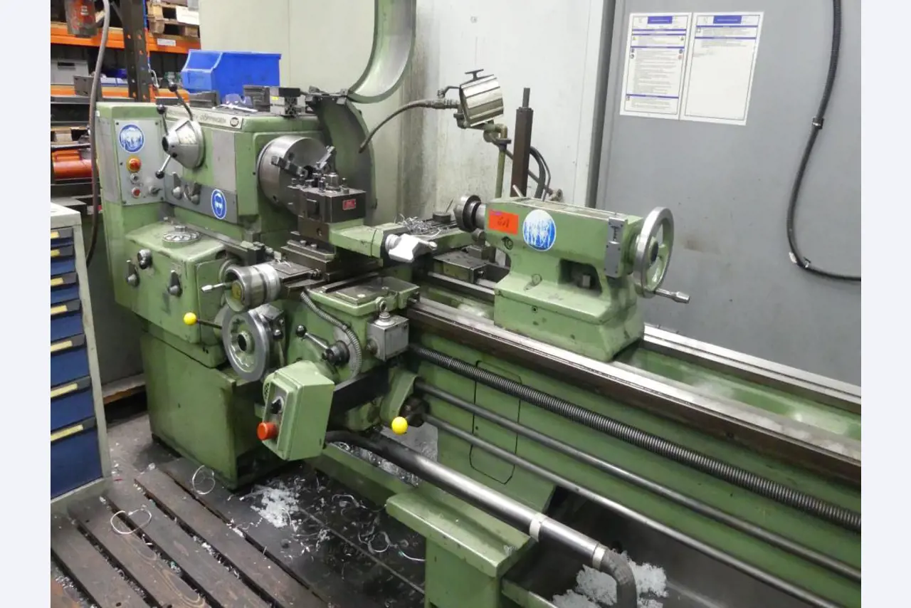 Equipement mécanique et accessoires d'une ancienne imprimerie en héliogravure-2