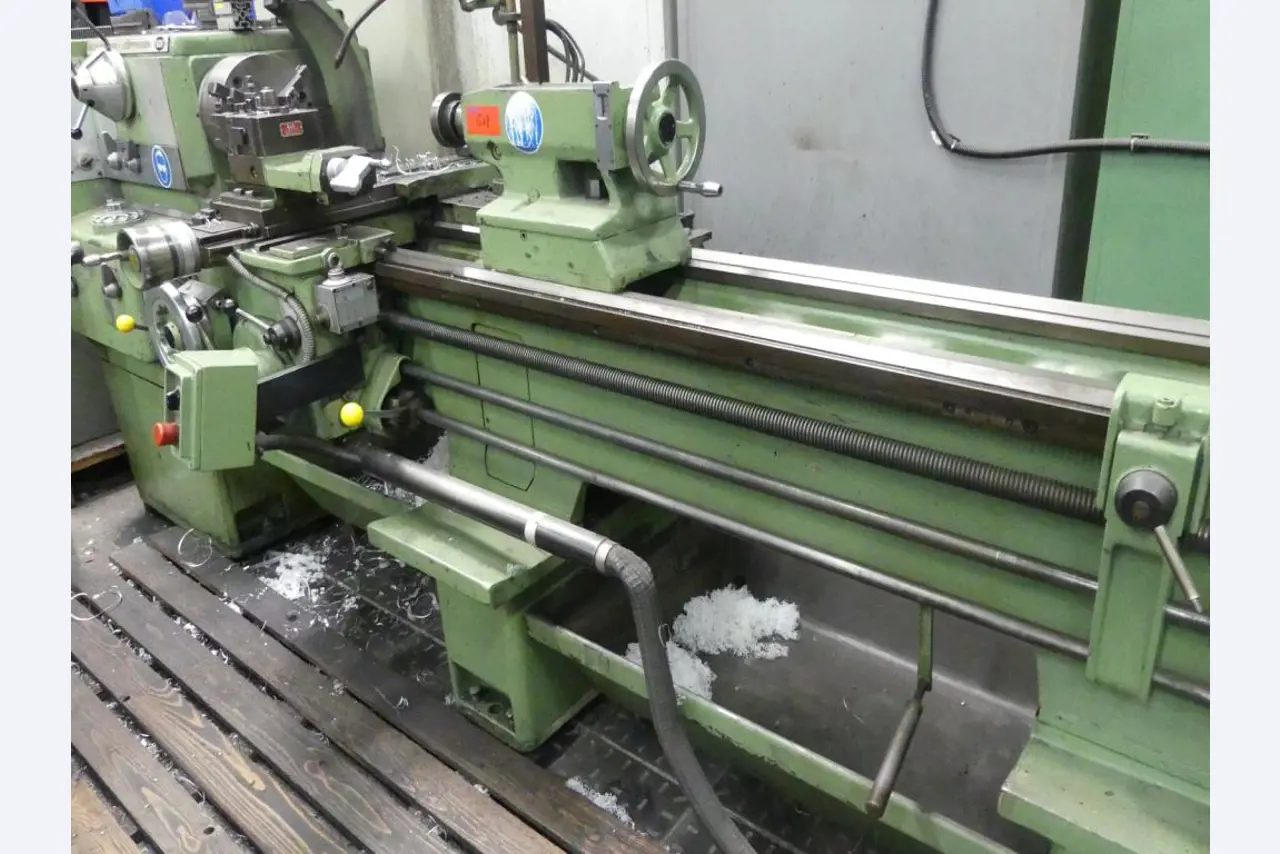 Equipement mécanique et accessoires d'une ancienne imprimerie en héliogravure-3