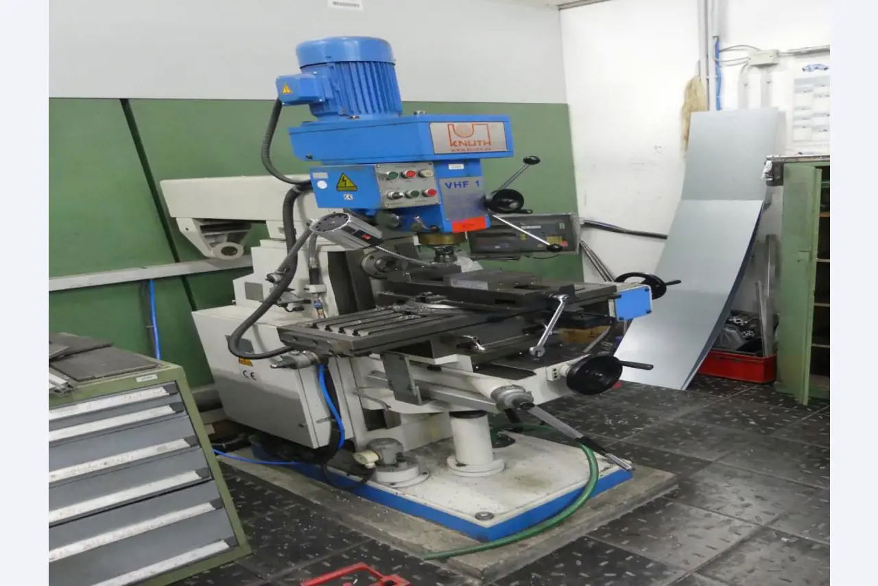 Equipement mécanique et accessoires d'une ancienne imprimerie en héliogravure-1