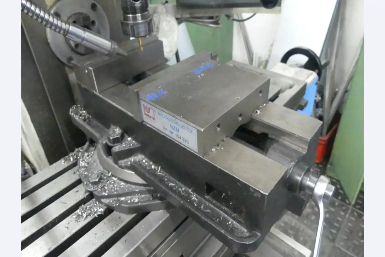 Equipement mécanique et accessoires d'une ancienne imprimerie en héliogravure-3