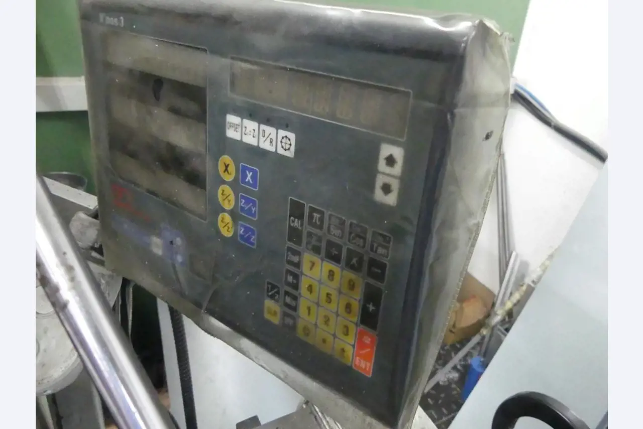 Equipement mécanique et accessoires d'une ancienne imprimerie en héliogravure-6