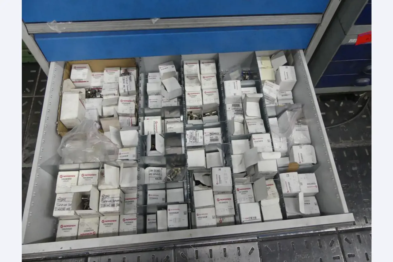 Maquinaria y accesorios de una antigua imprenta de huecograbado-9