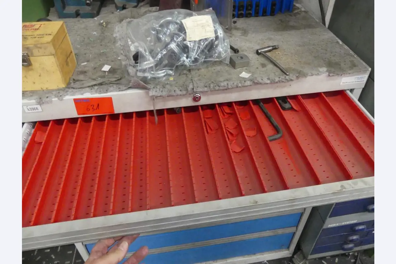 Maquinaria y accesorios de una antigua imprenta de huecograbado-2