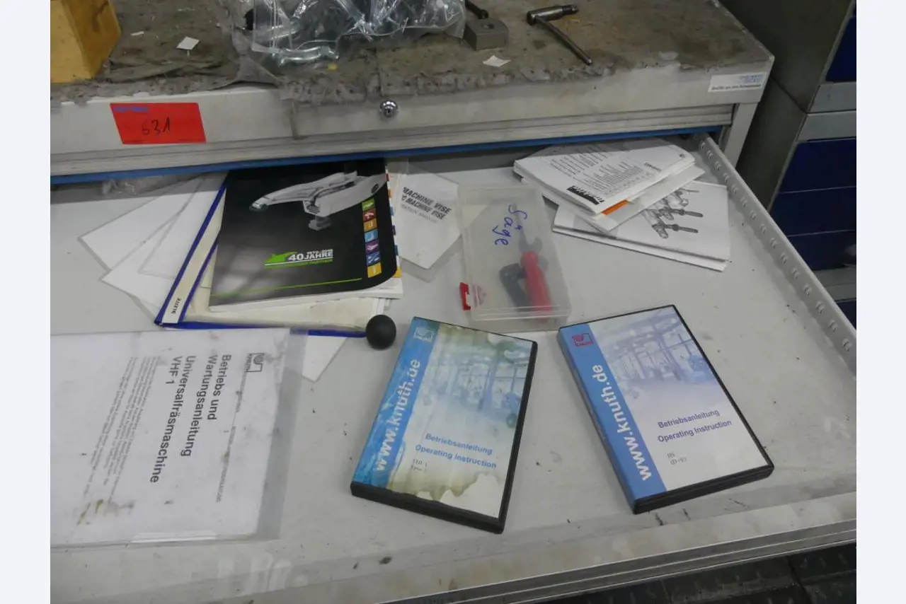 Maquinaria y accesorios de una antigua imprenta de huecograbado-3