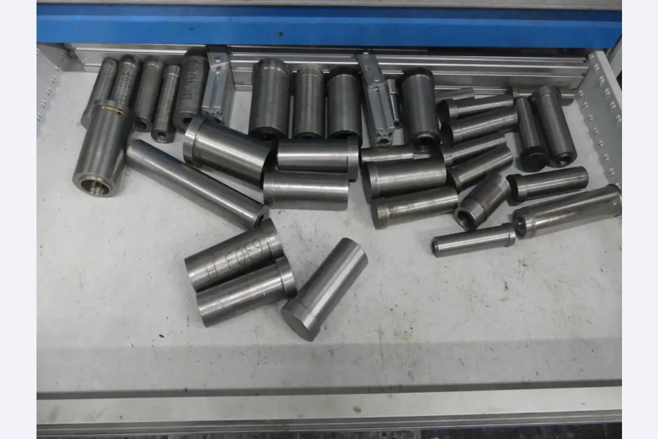 Maquinaria y accesorios de una antigua imprenta de huecograbado-6