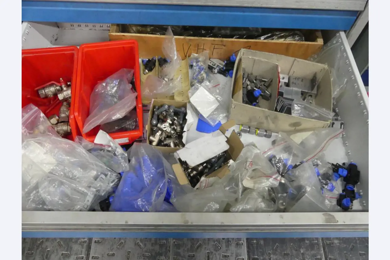 Maquinaria y accesorios de una antigua imprenta de huecograbado-7