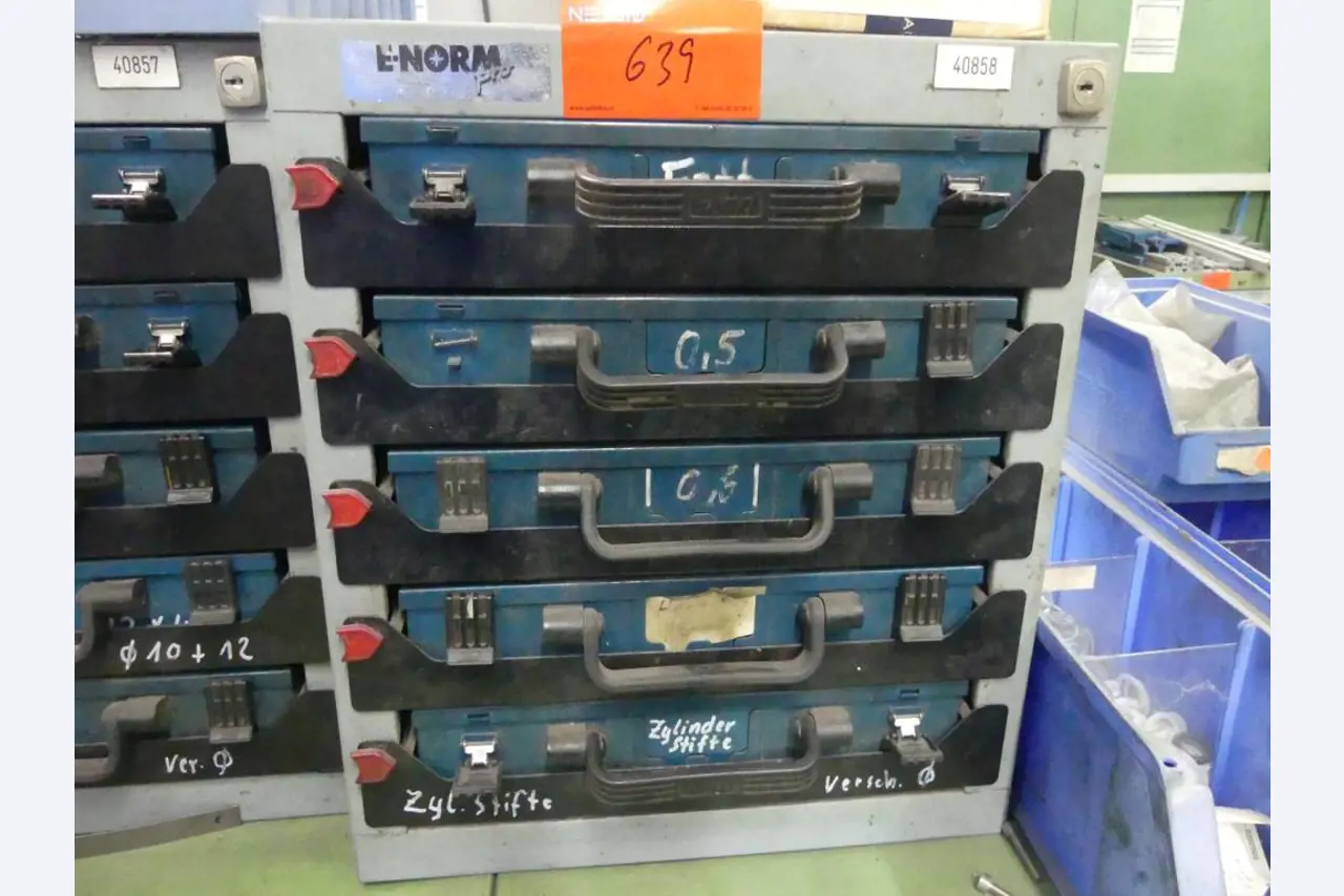 Maquinaria y accesorios de una antigua imprenta de huecograbado-1