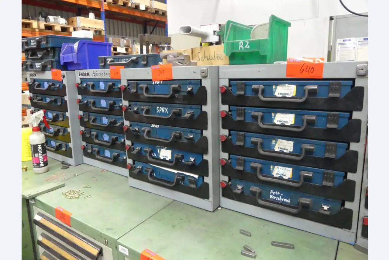 Maschinelle Einrichtung sowie Zubehör einer ehemaligen Tiefdruckerei-1