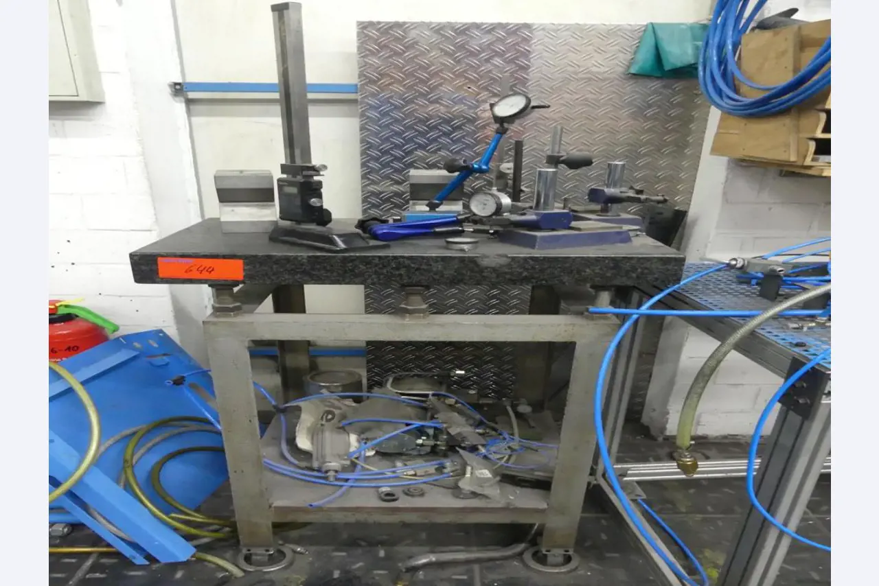 Maquinaria y accesorios de una antigua imprenta de huecograbado-1