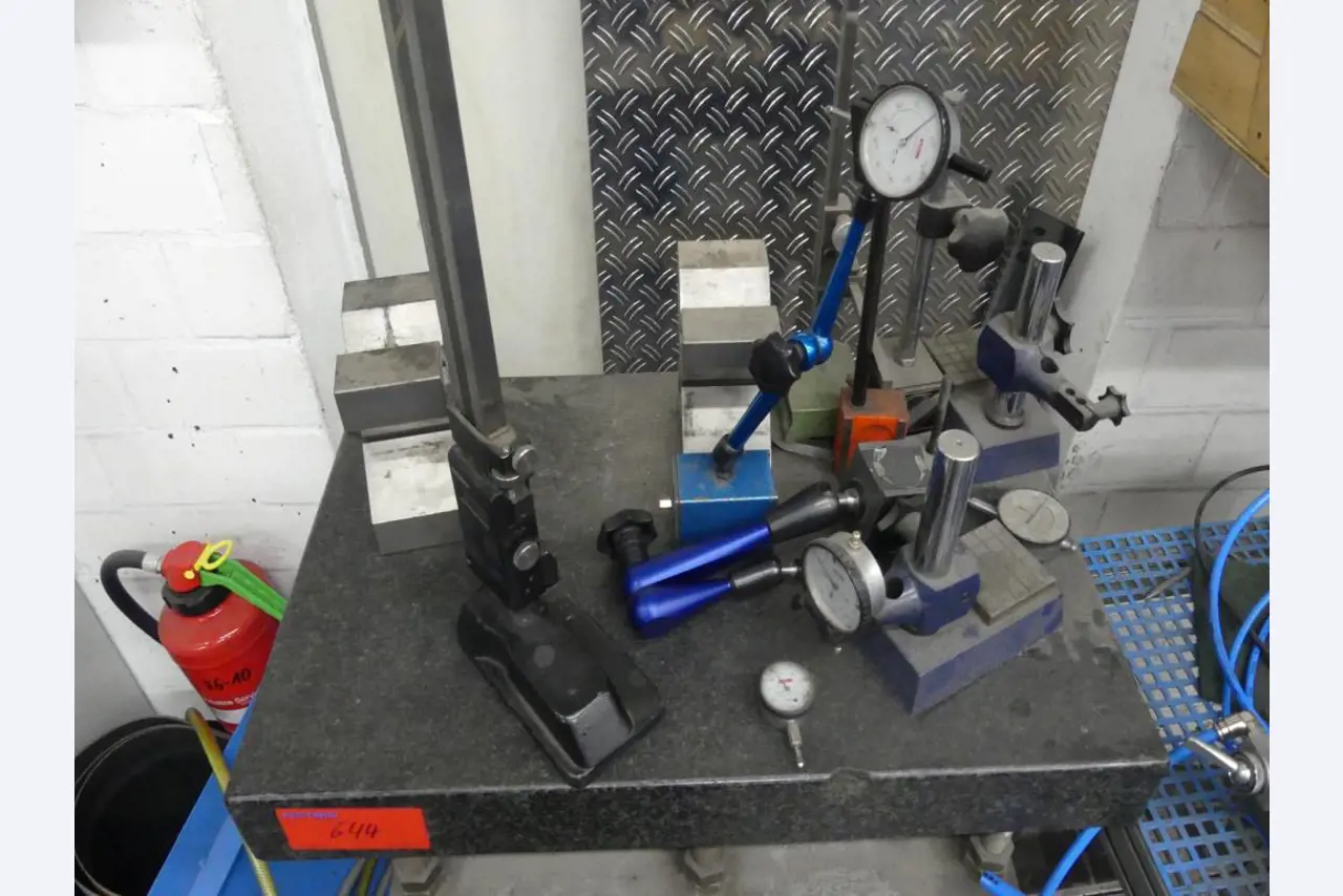 Maquinaria y accesorios de una antigua imprenta de huecograbado-2