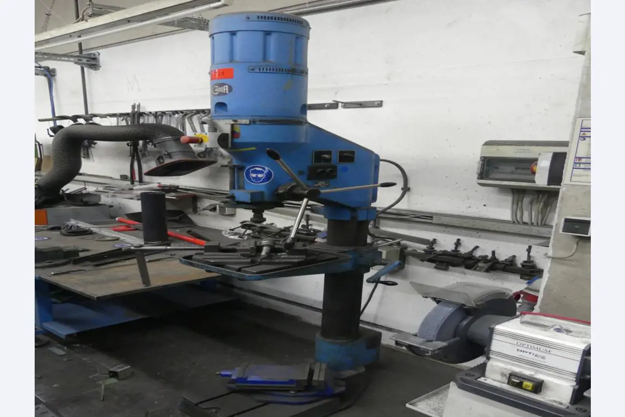 Maquinaria y accesorios de una antigua imprenta de huecograbado-1