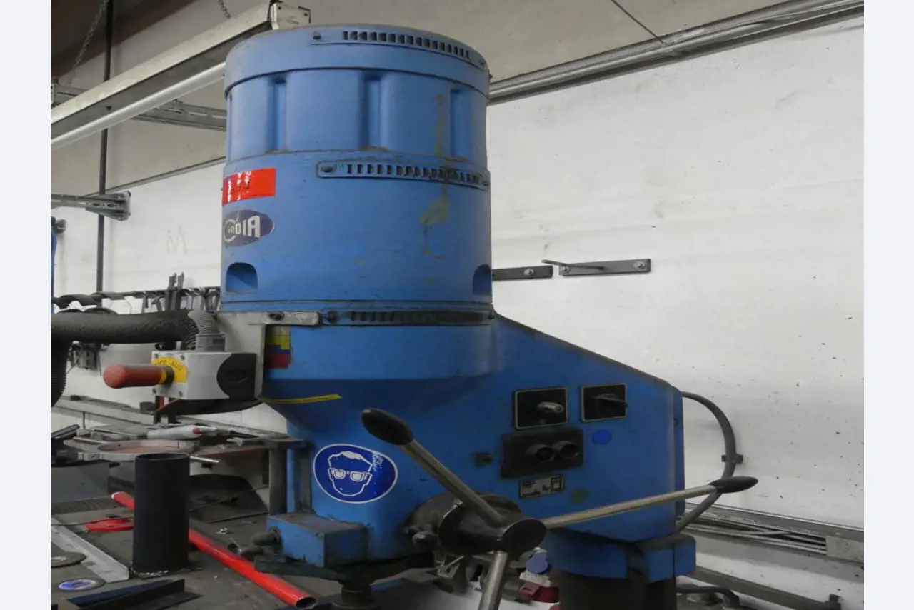 Maquinaria y accesorios de una antigua imprenta de huecograbado-3