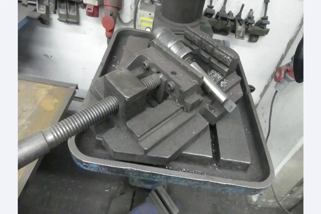 Maquinaria y accesorios de una antigua imprenta de huecograbado-5