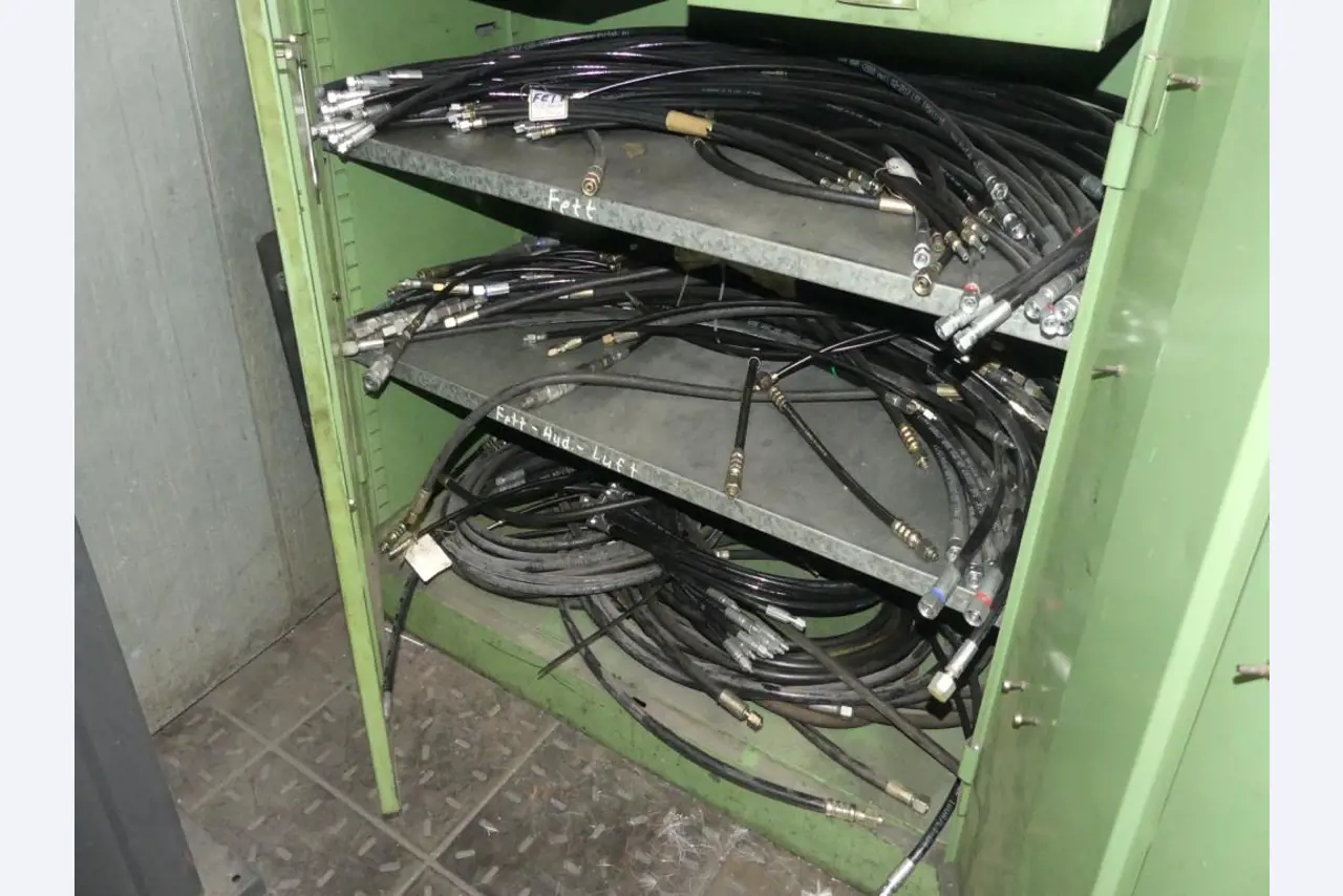 Maquinaria y accesorios de una antigua imprenta de huecograbado-2