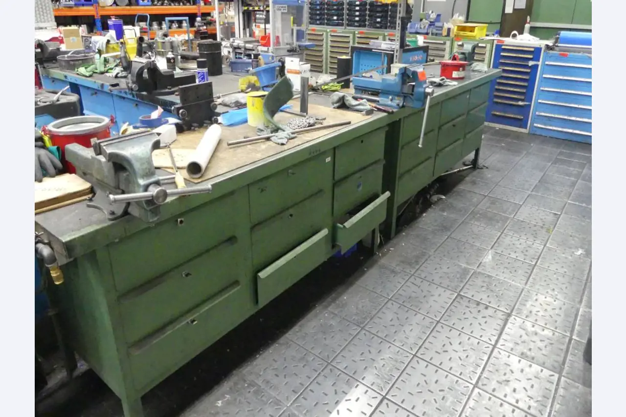 Maschinelle Einrichtung sowie Zubehör einer ehemaligen Tiefdruckerei-1