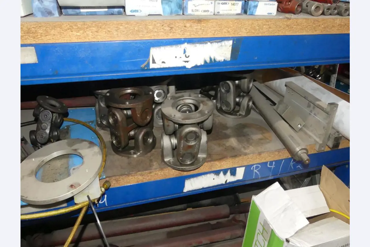 Equipement mécanique et accessoires d'une ancienne imprimerie en héliogravure-10