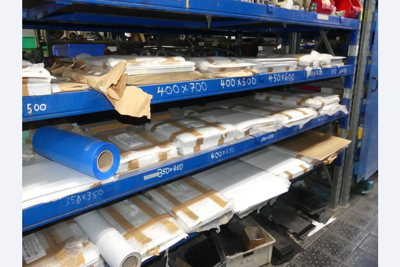 Equipement mécanique et accessoires d'une ancienne imprimerie en héliogravure-11