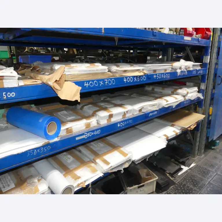 Equipement mécanique et accessoires d'une ancienne imprimerie en héliogravure-11