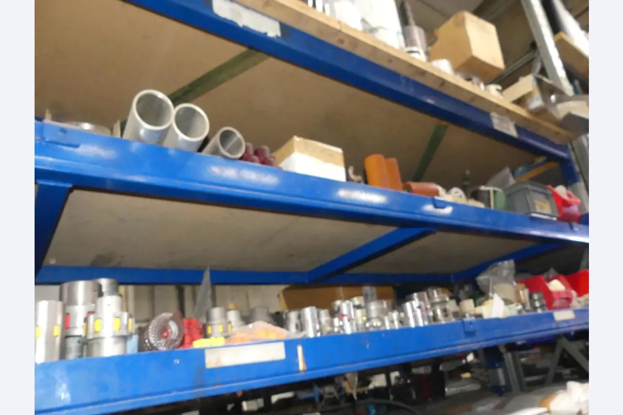 Equipement mécanique et accessoires d'une ancienne imprimerie en héliogravure-12