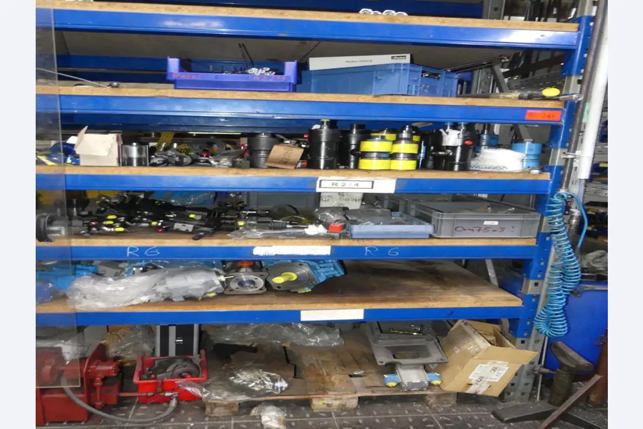 Equipement mécanique et accessoires d'une ancienne imprimerie en héliogravure-13