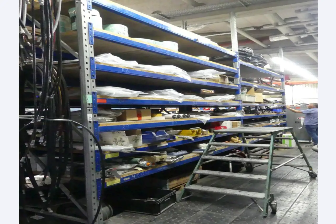 Equipement mécanique et accessoires d'une ancienne imprimerie en héliogravure-2