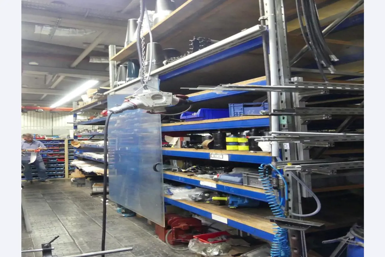 Equipement mécanique et accessoires d'une ancienne imprimerie en héliogravure-3