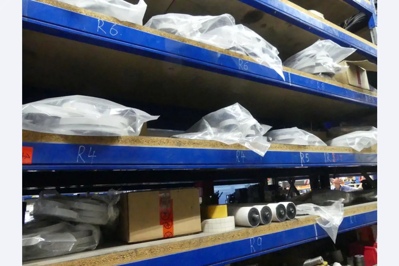 Equipement mécanique et accessoires d'une ancienne imprimerie en héliogravure-5