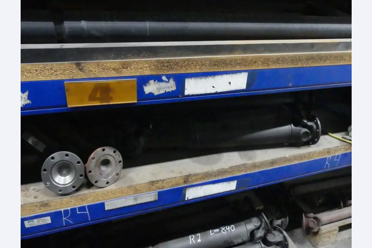 Equipement mécanique et accessoires d'une ancienne imprimerie en héliogravure-7