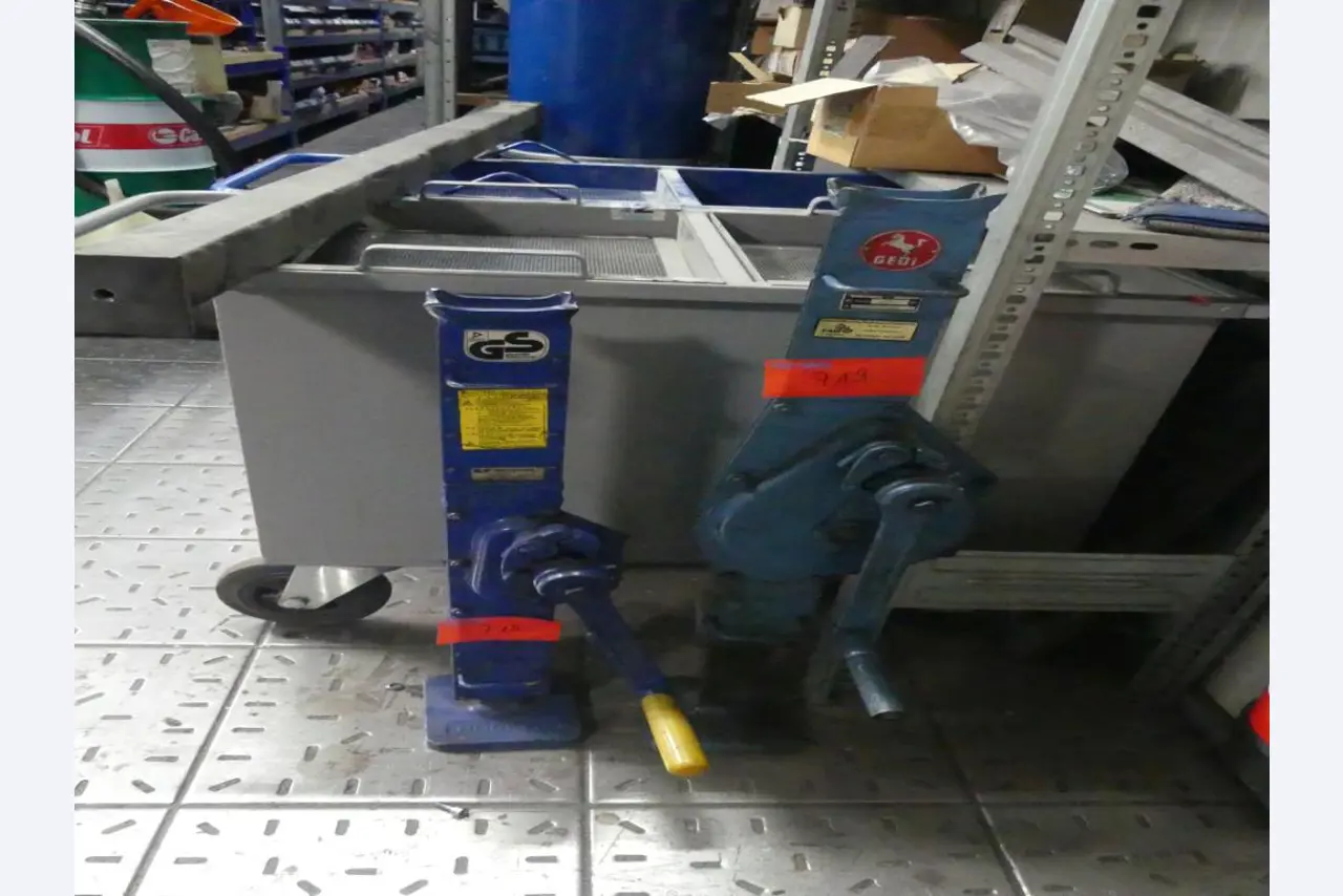 Maschinelle Einrichtung sowie Zubehör einer ehemaligen Tiefdruckerei-1