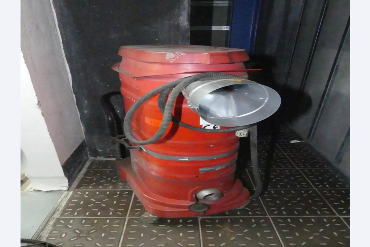 Equipement mécanique et accessoires d'une ancienne imprimerie en héliogravure-1